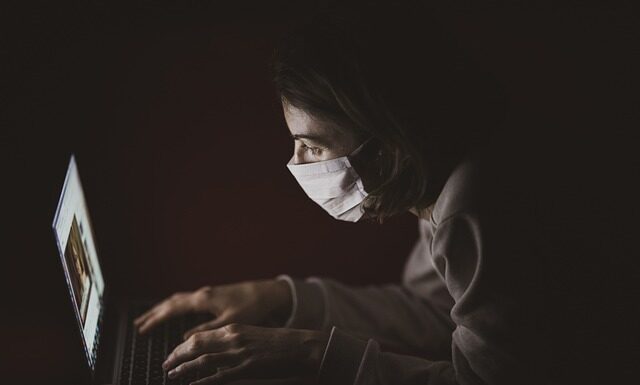 W jakiej odległości od płotu można postawić domek ogrodowy?