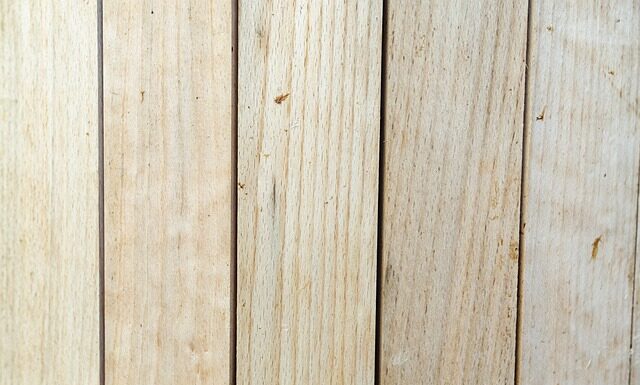 Jak wyregulować docisk drzwi zewnętrznych?