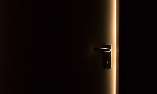 W jaki sposób zlikwidować duże szczeliny w parkiecie?