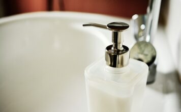 Jak uzupełnić dozownik do mydła?