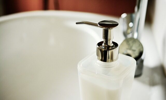 Jak uzupełnić dozownik do mydła?