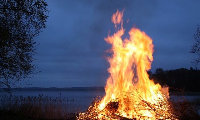 Jak się robi ognisko w MC?