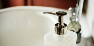 Jak naprawić automatyczny dozownik do mydła?
