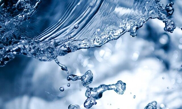 Jak wlać płyn do butelki z dozownikiem?